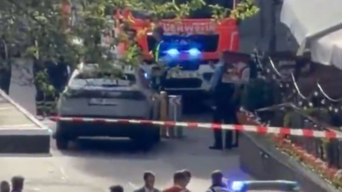 Almanya’da bir araç kalabalığın arasına girdi
