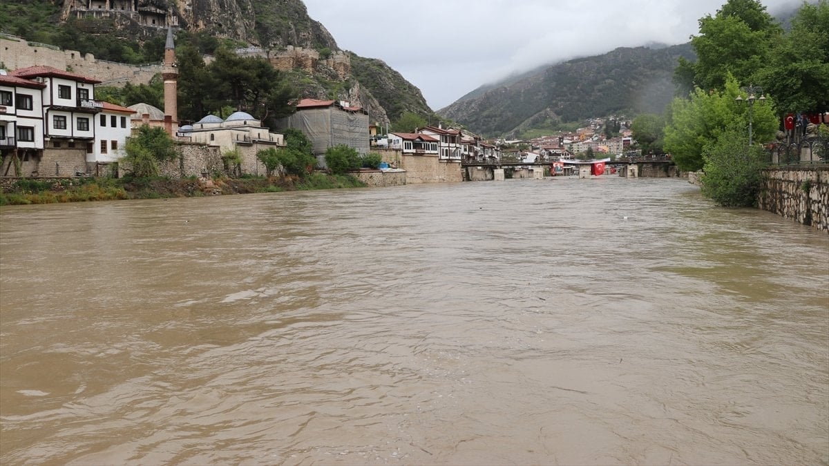Amasya’da sağanak yağış Yeşilırmak’ın debisini yükseltti