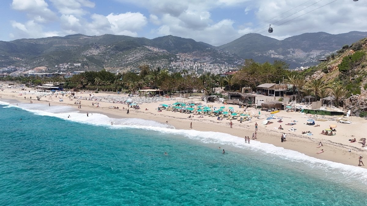 Antalya’da yaz havası sahilleri doldurdu