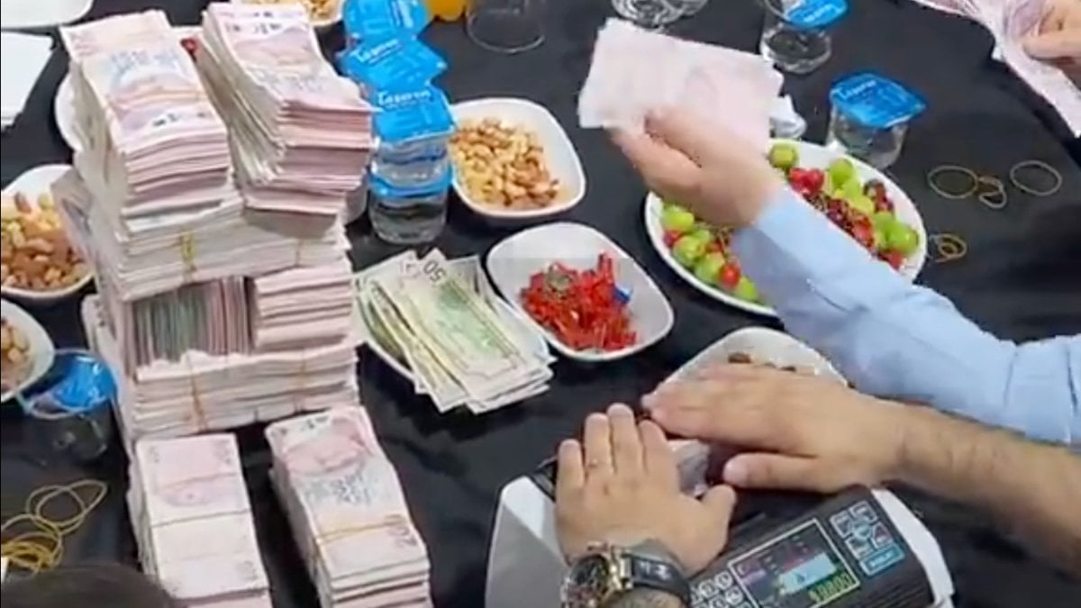 Aşiret düğününde milyonlarca lira toplandı: Saymaktan yorulup makine kullandılar