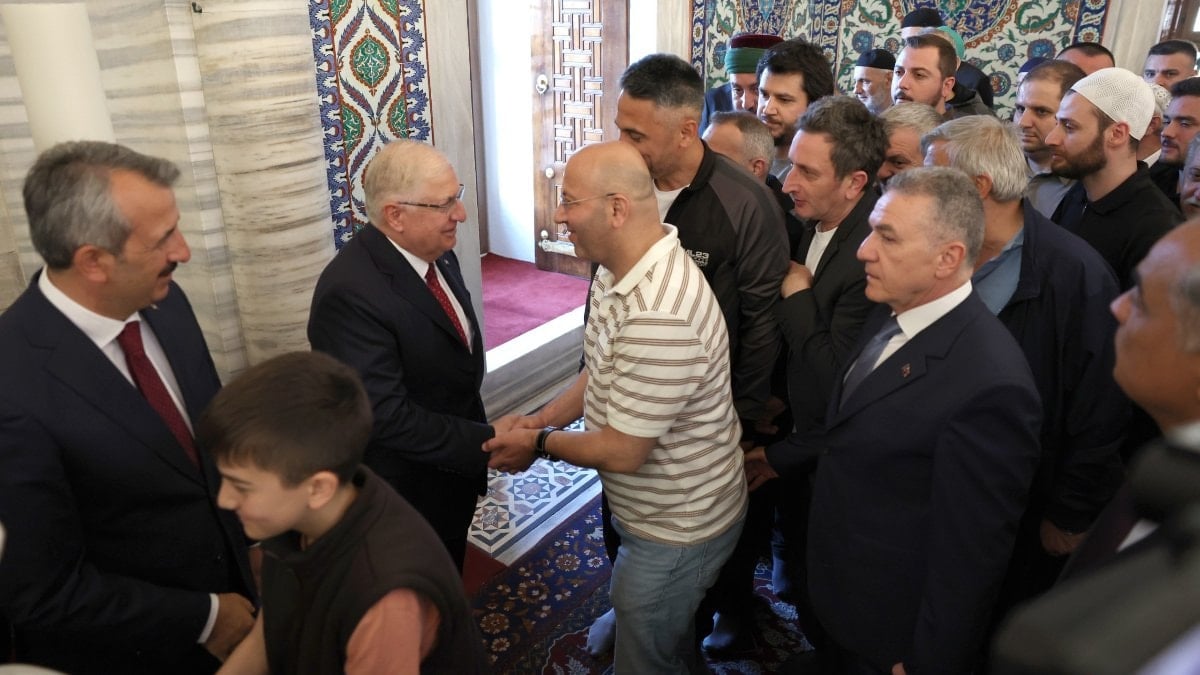 Bakan Yaşar Güler, Selimiye Camii’nde bayram namazı kıldı