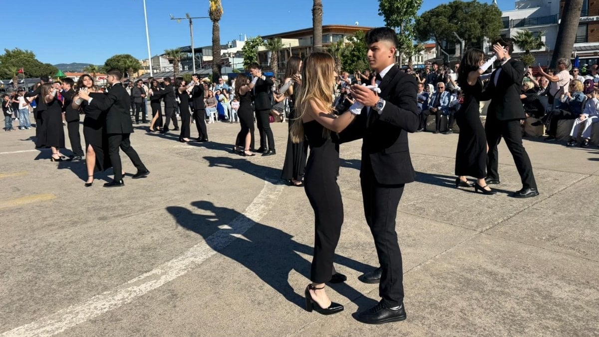 Balıkesir’de liseliler 19 Mayıs’ı vals gösterisiyle kutladı