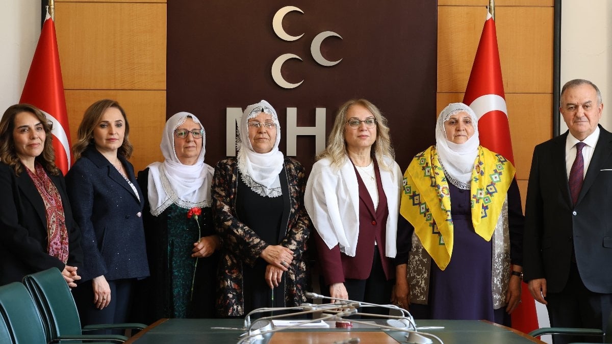 “Barış Anneleri”nden MHP’ye ziyaret: Beyaz tülbent hediyesine sarı tülbentle karşılık