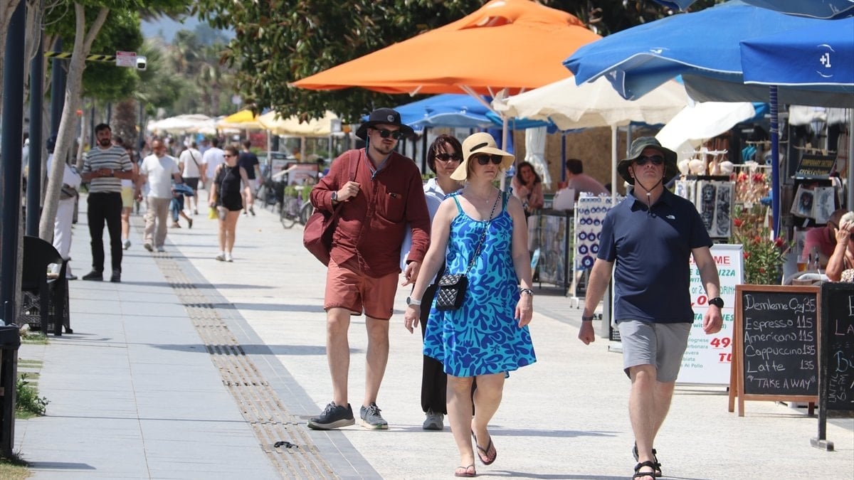 Bayram tatilinde sahiller doldu taştı: Marmaris ve Datça’ya 4 günde 40 bin araç girişi oldu