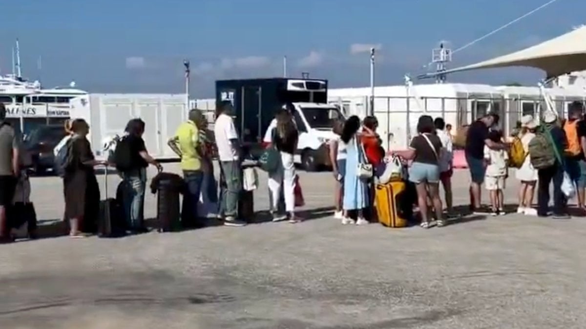 Bayramı Yunan Adaları’ndan geçirmek isteyenler uzun kuyruklar oluşturdu