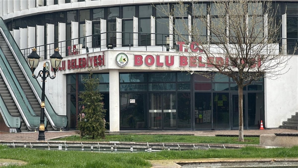 Bolu Belediyesi’nde jandarma ekipleri arama yaptı