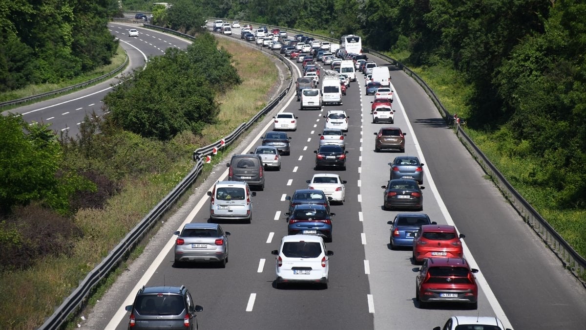 Bolu ve Düzce’de dönüş yolculukları nedeniyle oluşan yoğunluk objektiflere yansıdı
