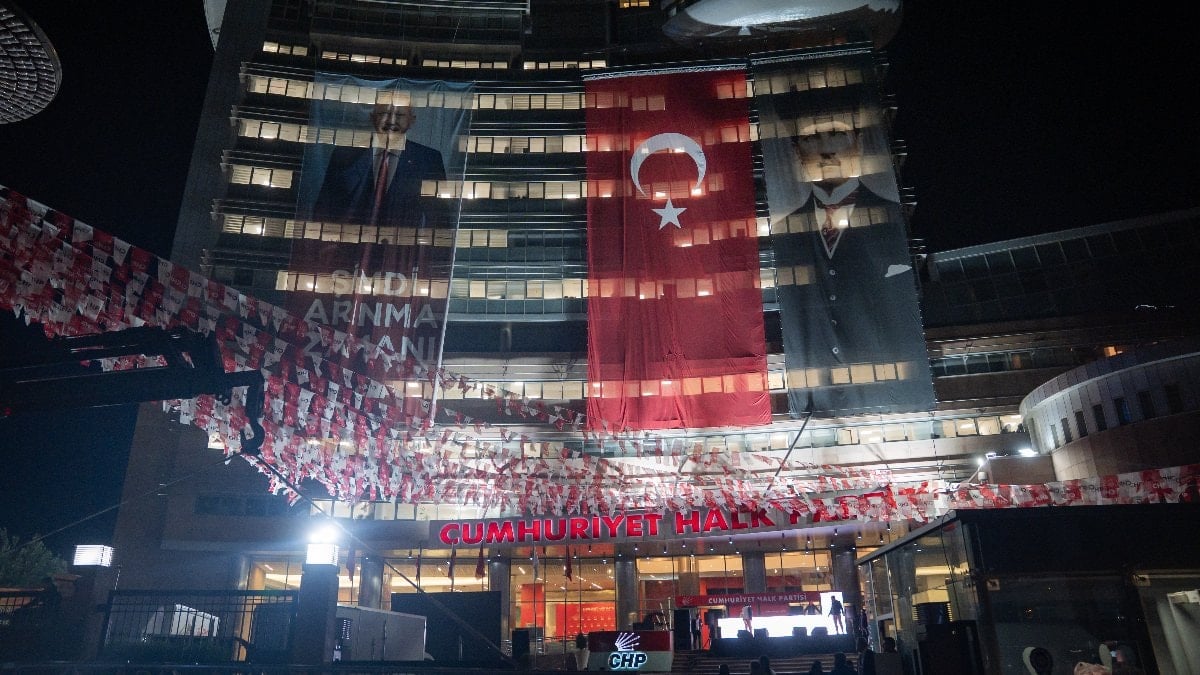 CHP Genel Merkez binasına Kemal Kılıçdaroğlu’nun posteri asıldı