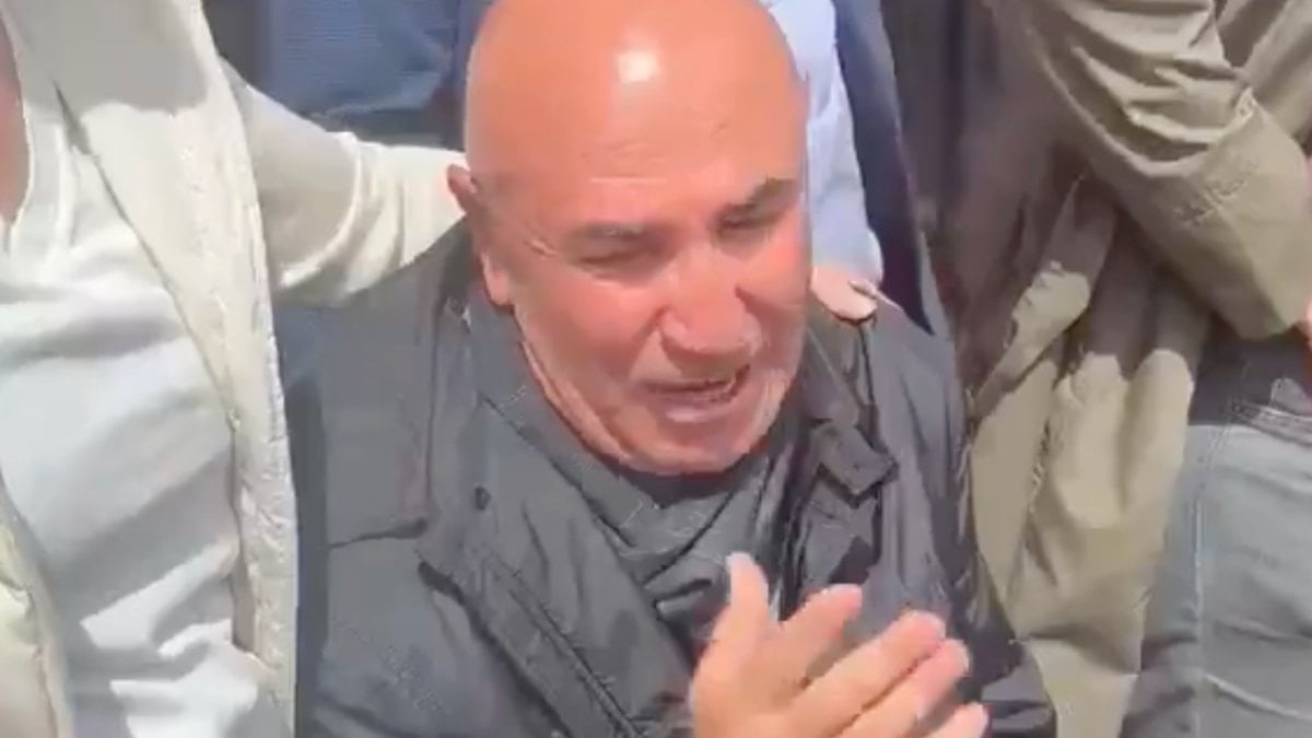 CHP Genel Merkezi, Mahmut Tanal’ın gözyaşlarıyla ıslandı: Partililer balkondan izledi