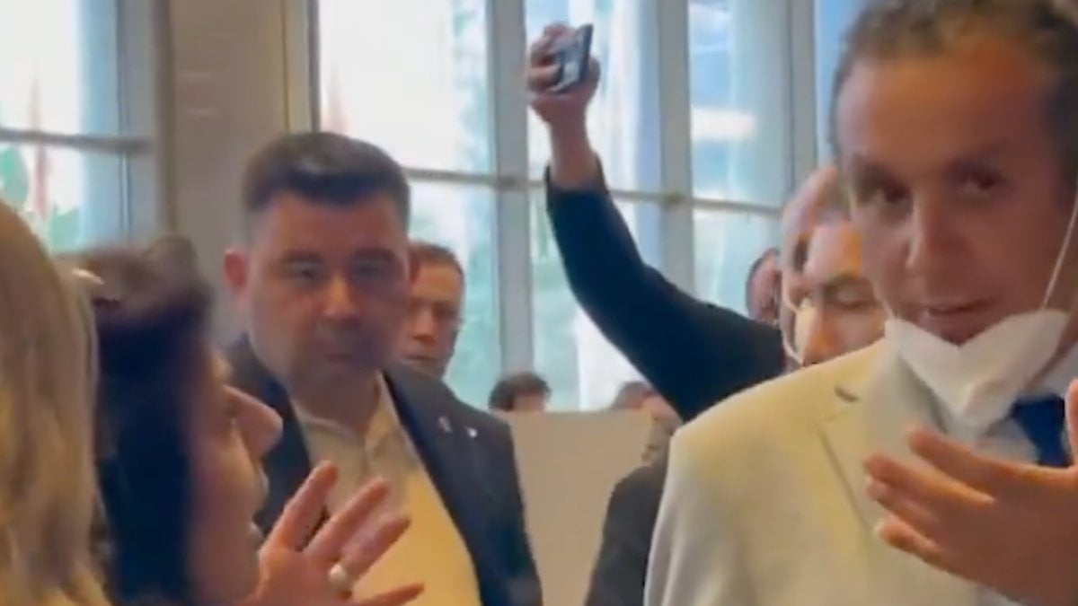 CHP Genel Merkezi’nde Kılıçdaroğlu ve Özel destekçileri kavga etti