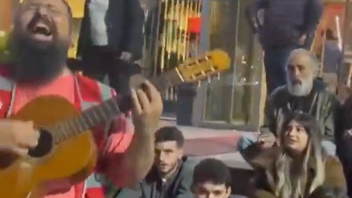 CHP Genel Merkezi’nde partililer Salkım Söğüt türküsünü söyledi