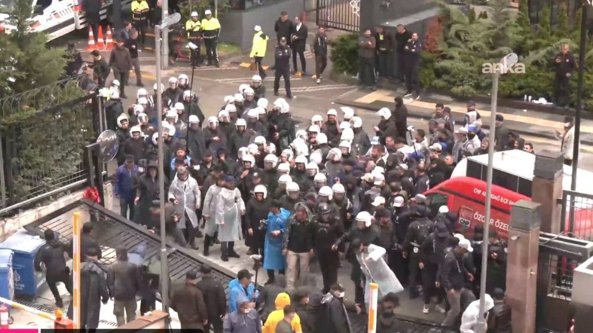 CHP Genel Merkezi’nde tansiyon yükseldi: Polis müdahale ediyor