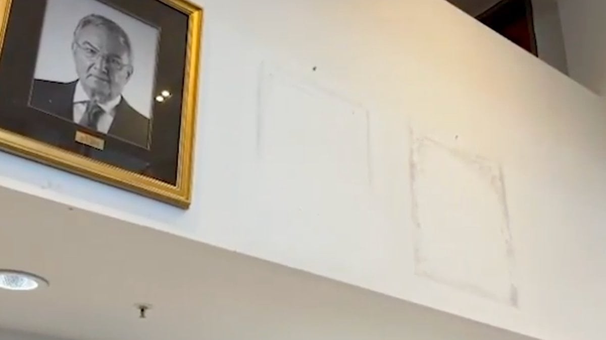 CHP genel merkezinden Özgür Özel’in fotoğrafı ve adı kaldırıldı