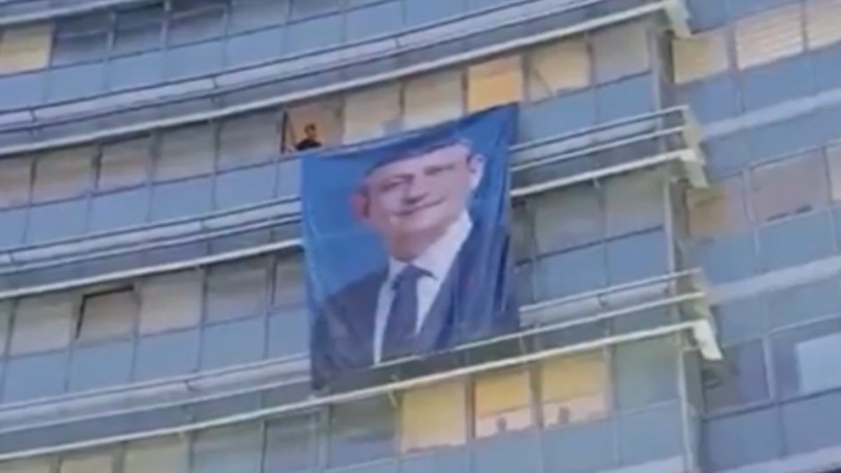 CHP Genel Merkezi’ne Özgür Özel posteri asıldı
