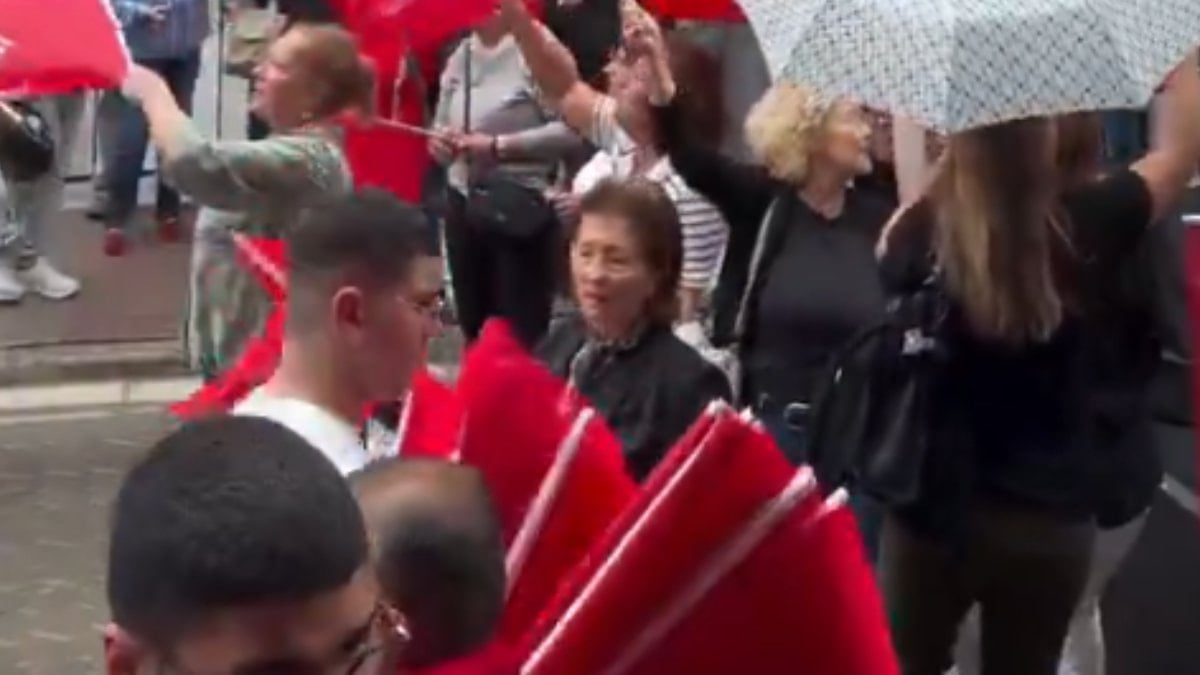 CHP İzmir İl Başkanlığı’nda miting: Katılımın azlığı dikkat çekti