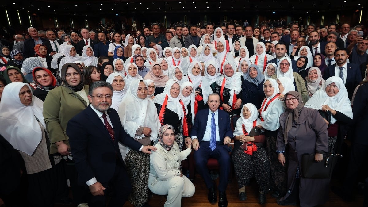 Cumhurbaşkanı Erdoğan, çiftçi kadınlarla bir arada