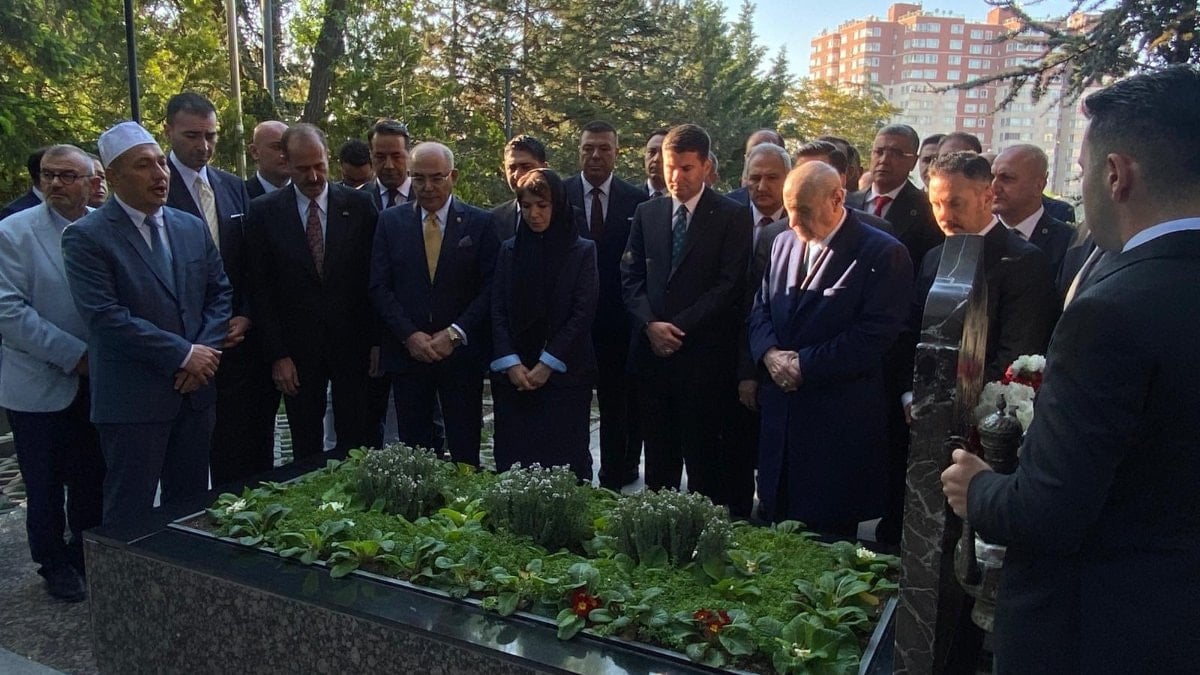 Devlet Bahçeli, Alparslan Türkeş’in kabrini ziyaret etti