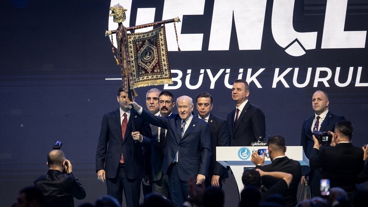 Devlet Bahçeli’ye verilen altın kurt başlı tuğun anlamı
