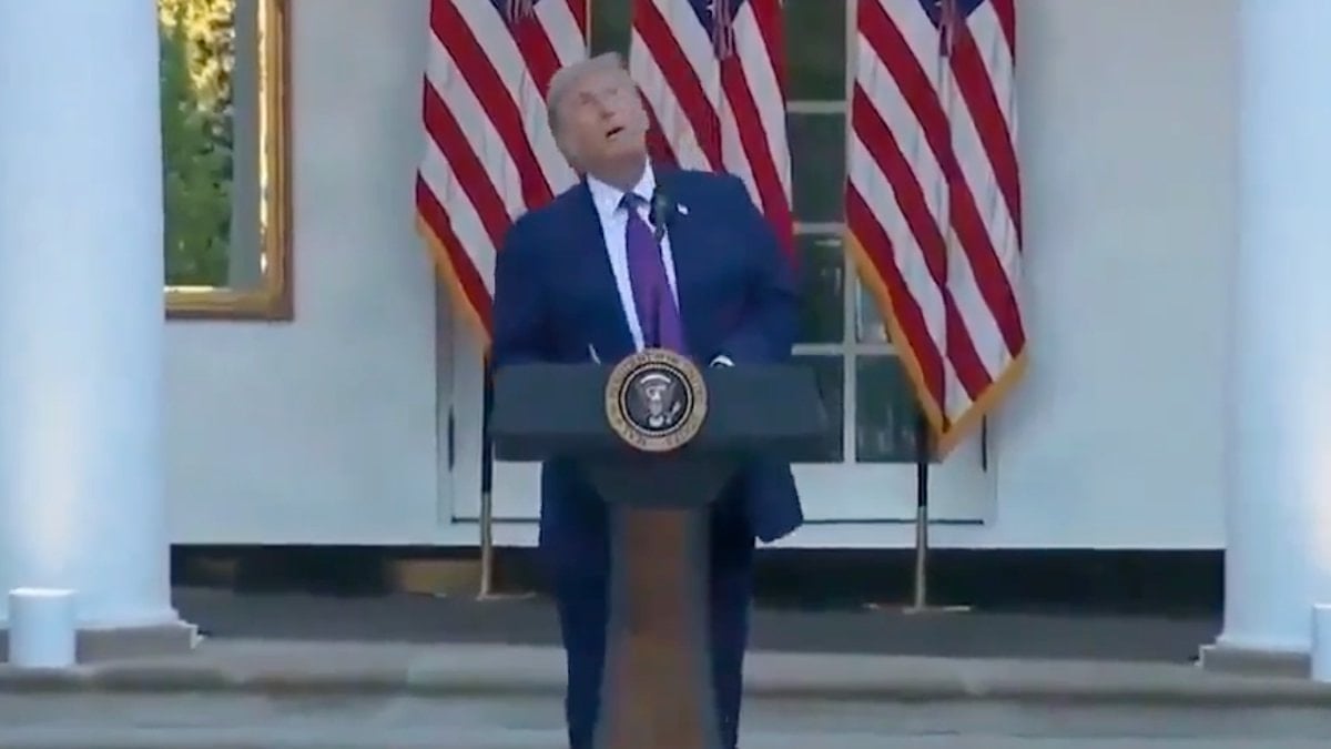 Donald Trump’ın panik anları: Kuşu saldırı ‘drone’u sandı