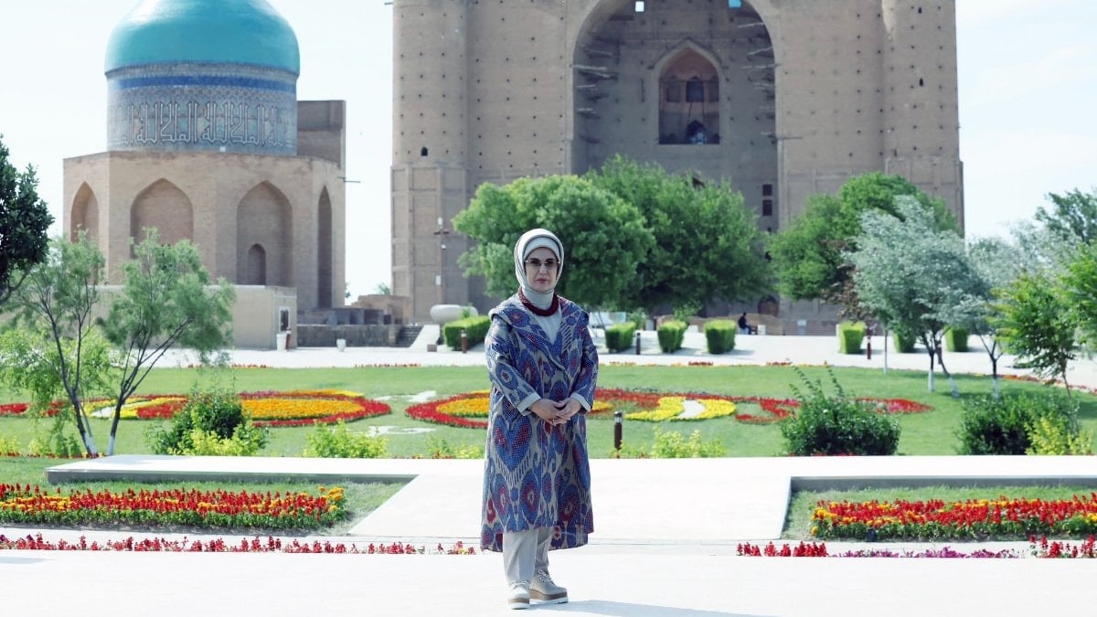 Emine Erdoğan’dan, Hoca Ahmet Yesevi Türbesi’ne ziyaret