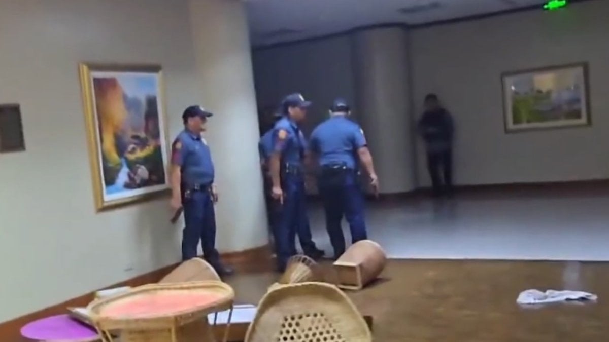 Filipinler senatosunda silah sesleri