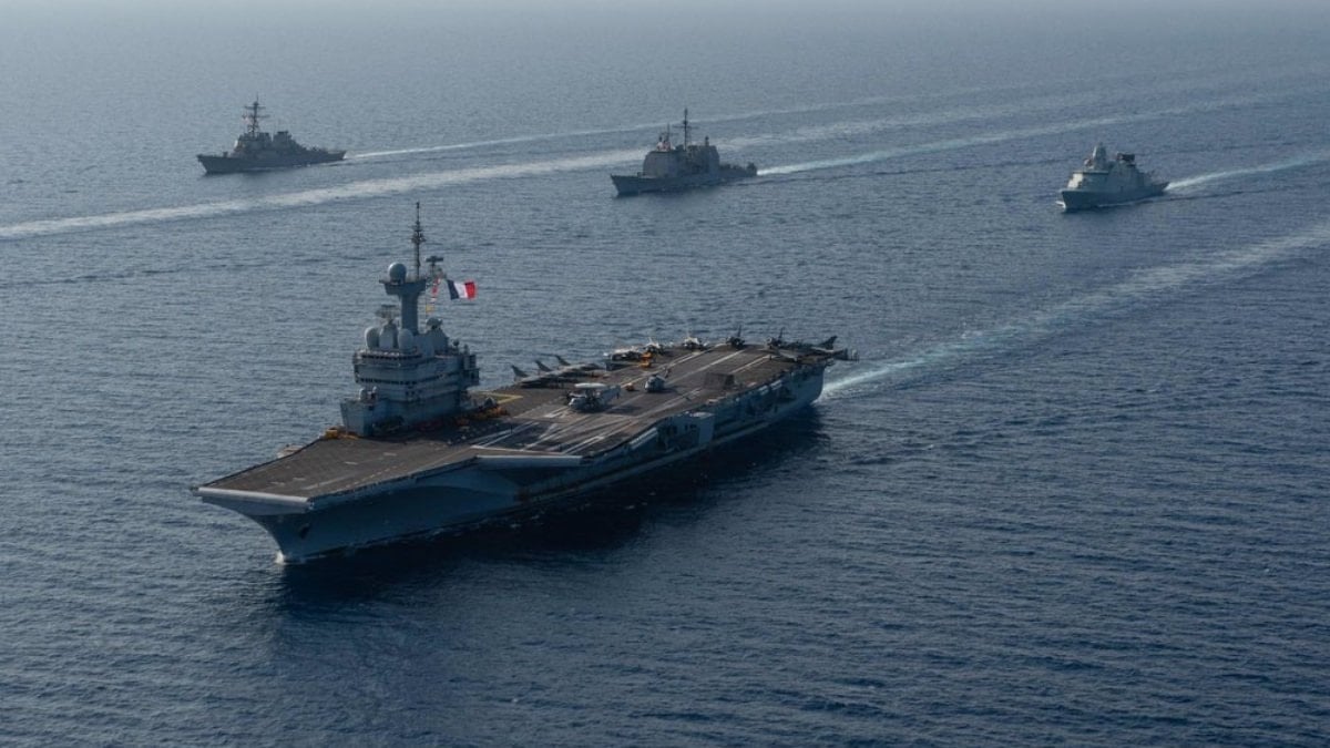 Fransız uçak gemisi Charles de Gaulle Kızıldeniz’e ilerliyor