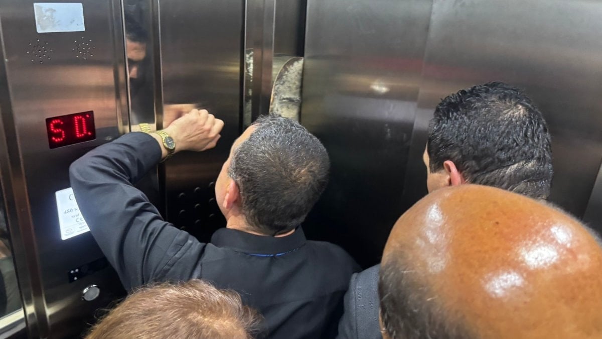 Gaziantep’te CHP heyeti bozulan asansörde mahsur kaldı