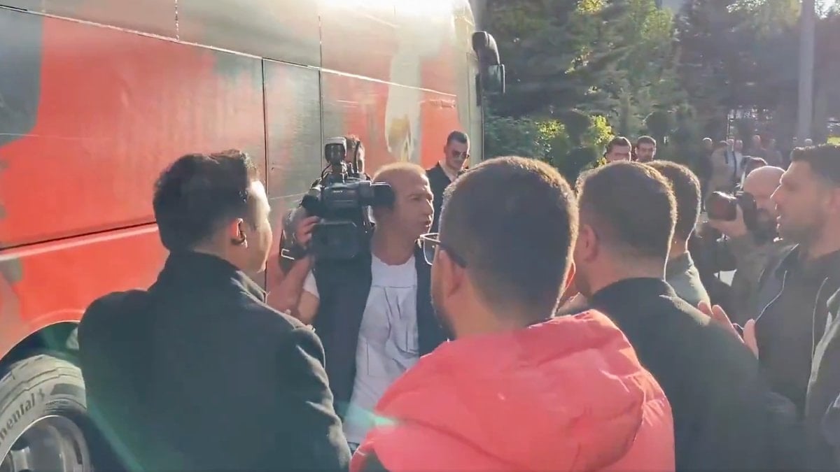Genel Merkez önünde gazetecilerle arbede çıktı