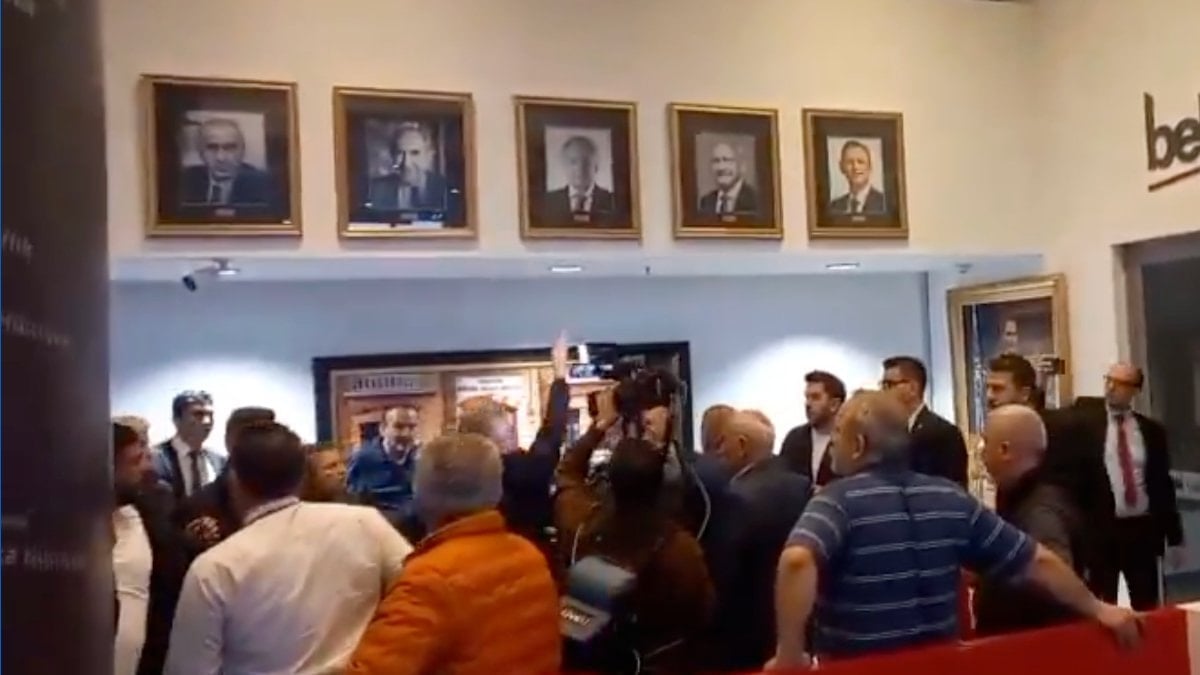 Genel Merkez’de Kılıçdaroğlu’nun resmini parçaladılar