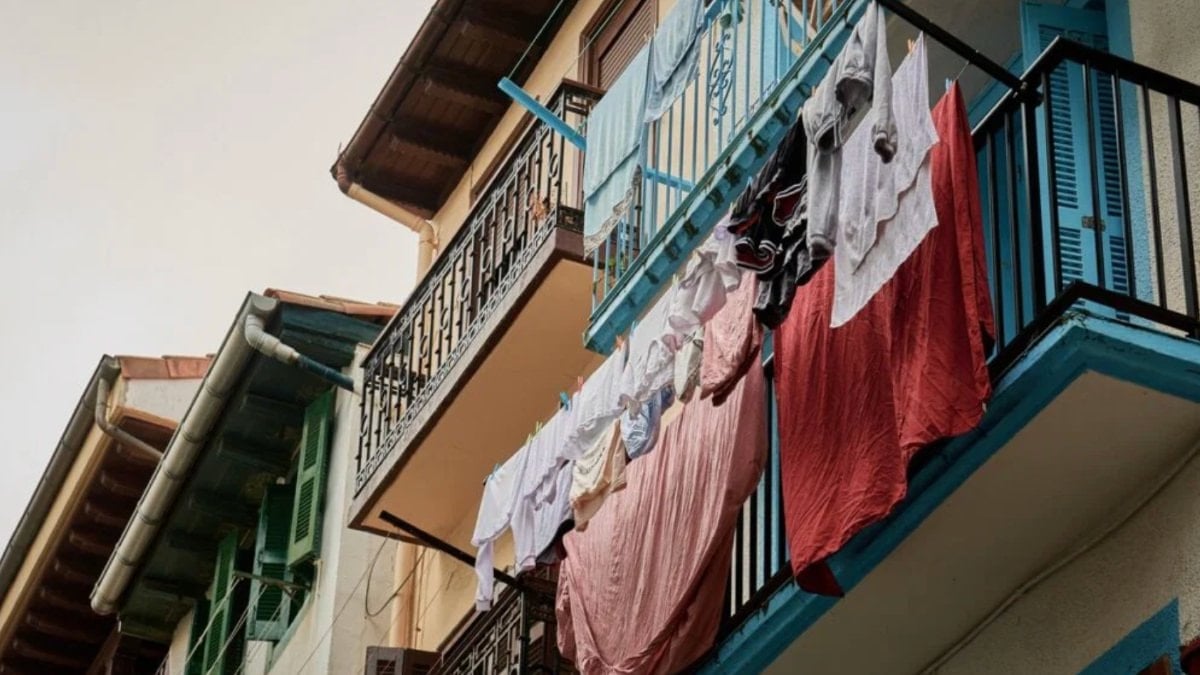 İspanya’nın Lorca kentinde balkona çamaşır asılması yasaklandı