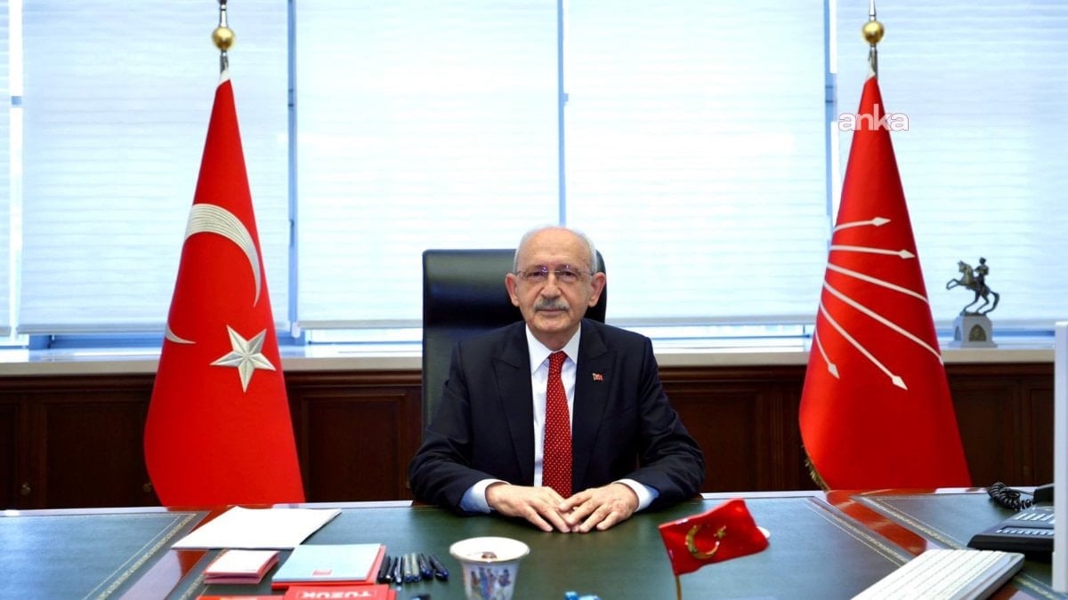 Kemal Kılıçdaroğlu CHP Genel Merkezi’nde makamına oturdu
