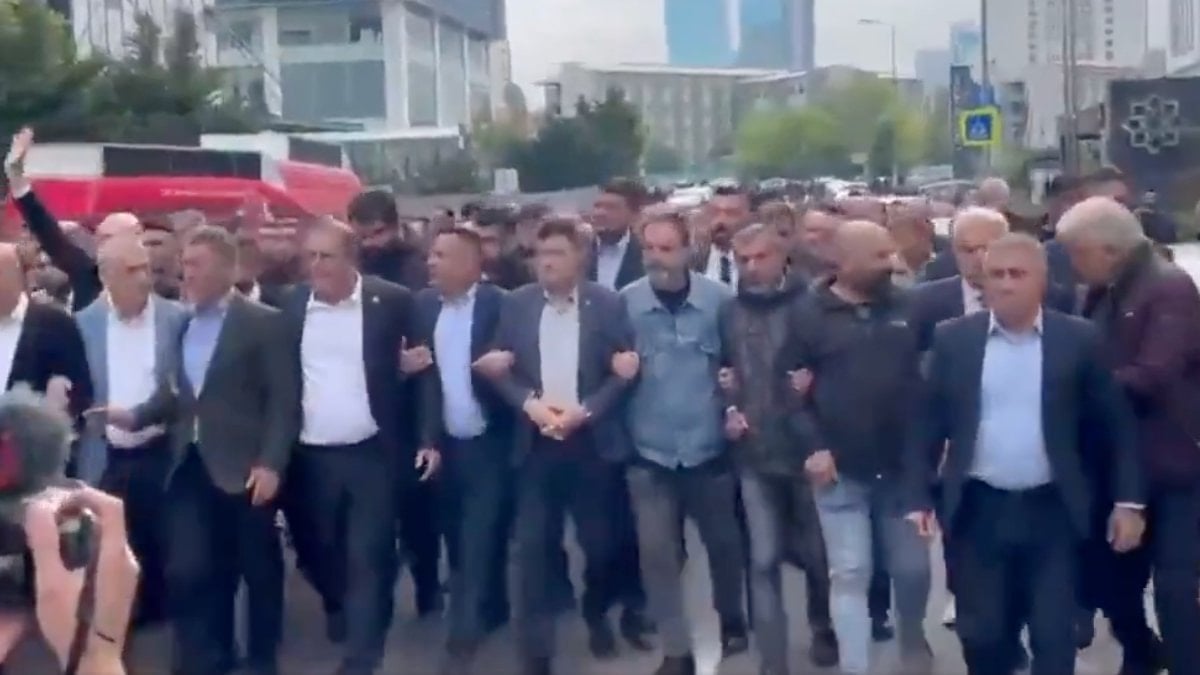 Kemal Kılıçdaroğlu destekçileri CHP Genel Merkezi’ne yürüdü