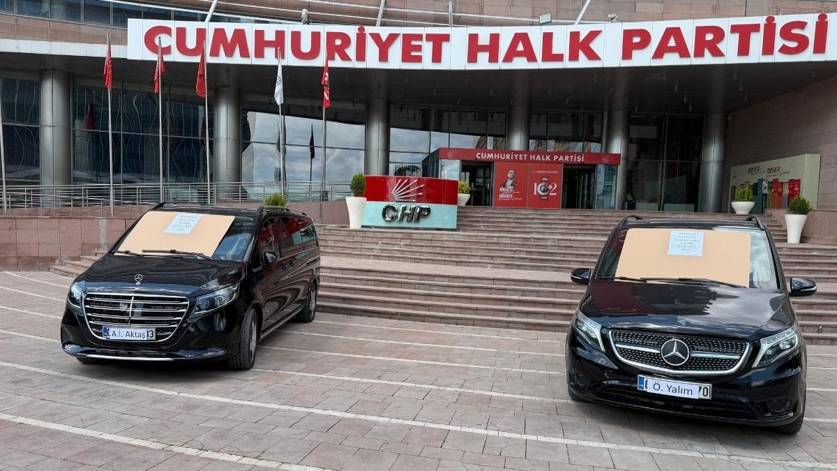 Kemal Kılıçdaroğlu, Özel dönemi araçlarını satışa çıkardı: Üzerlerine ‘Haram parayla alınmıştır’ yazıldı