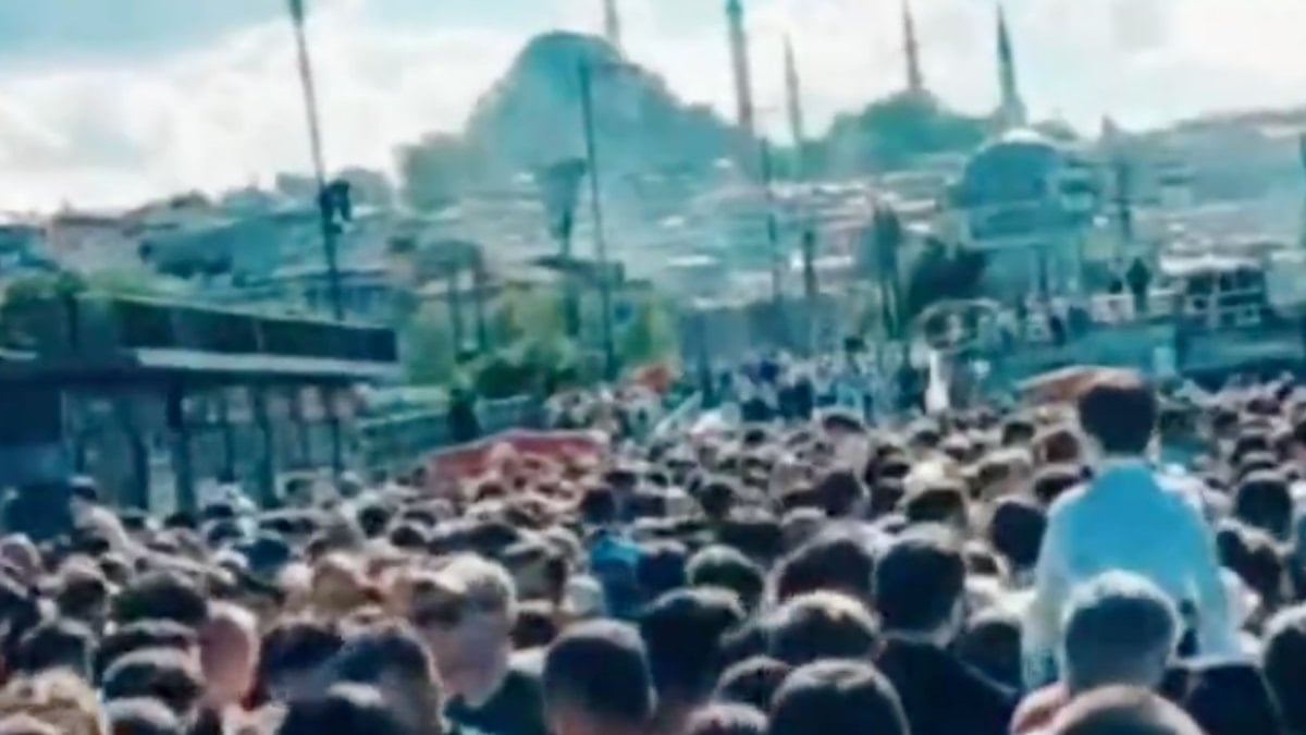 Kurban Bayramı tatilinin son günü fotoğrafı! Eminönü’nde yaya trafiği tıkandı