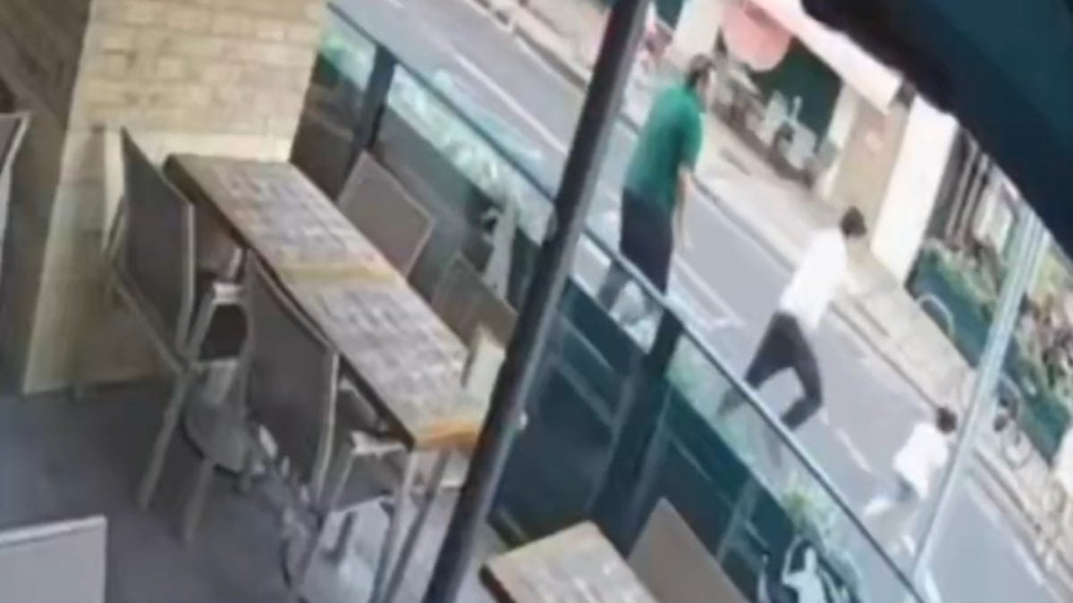 Londra’da Türk müdür, minik kızı motosikletin önünden son anda kurtardı