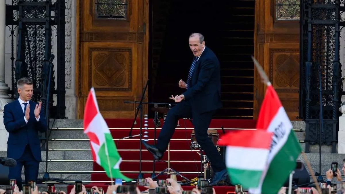 Macaristan’ın yeni Sağlık Bakanı Hegedus’tan yine dans gösterisi