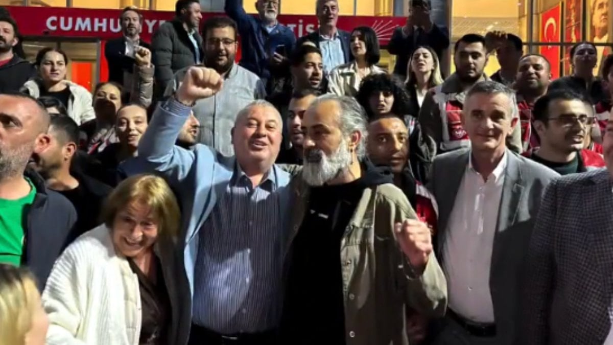 MHP kökenli vekillerden CHP Genel Merkezi önünde Gündoğdu Marşı