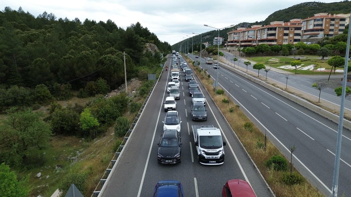 Muğla’da bayram yoğunluğu: Kilometrelerce araç kuyruğu oluştu