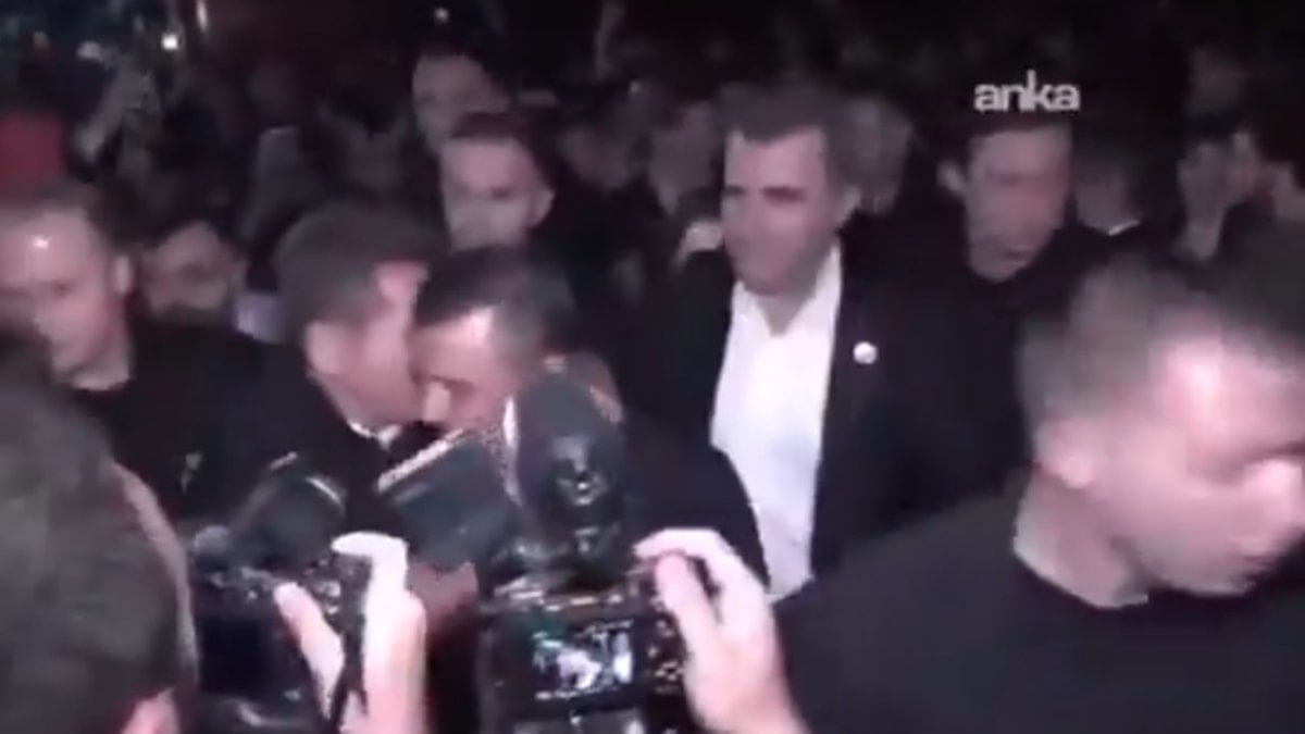 Mustafa Sarıgül, konuşmasından sonra Özgür Özel’i öptü