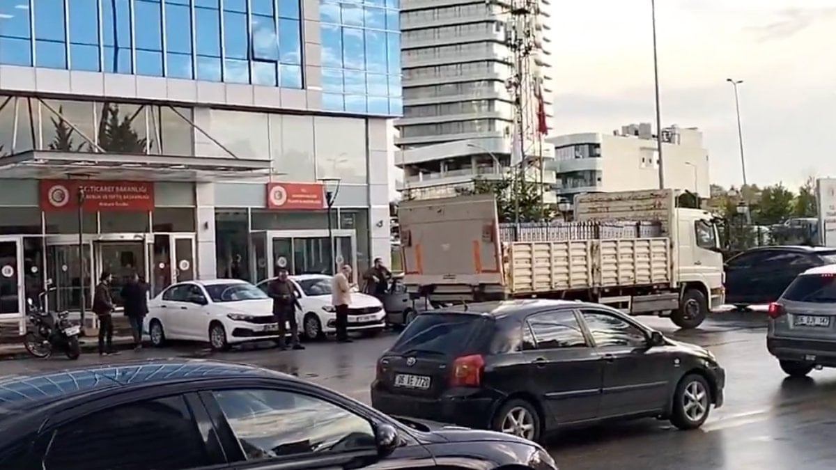 Mutlak butlan kararının ardından CHP Genel Merkezi önüne polis bariyerleri getirildi