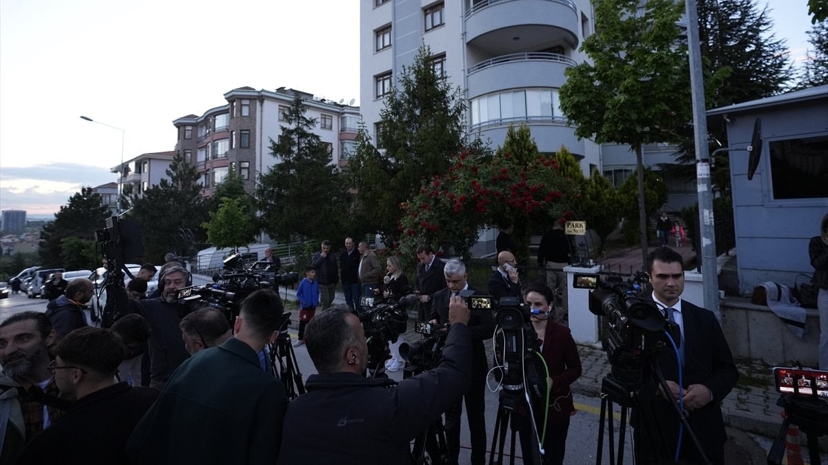 Mutlak butlan kararının ardından partililer, Kemal Kılıçdaroğlu’nun evinin önüne geldi