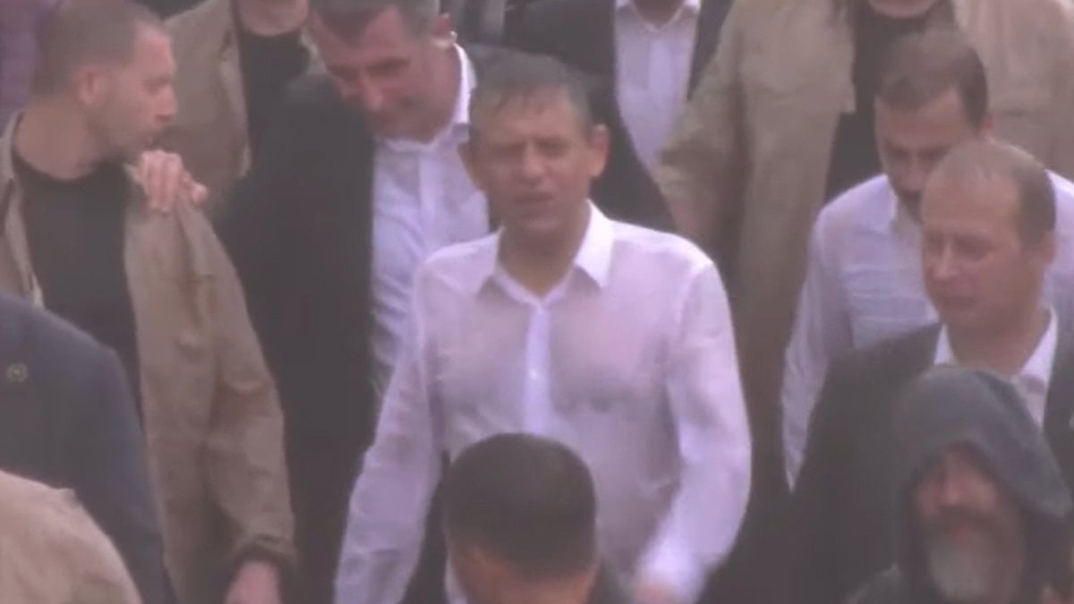 Özgür Özel, sağanak yağmur altında Meclis’e yürüyüşünü sürdürüyor