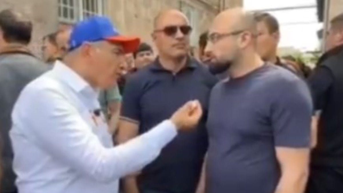 Paşinyan, ‘Karabağ’ı teslim ettin’ diyen Ermeni’yle tartıştı