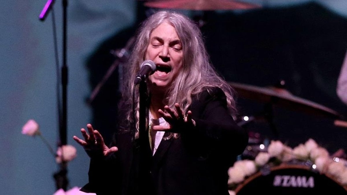 Patti Smith İstanbul’da savaş bölgelerindeki çocuklar için söyledi