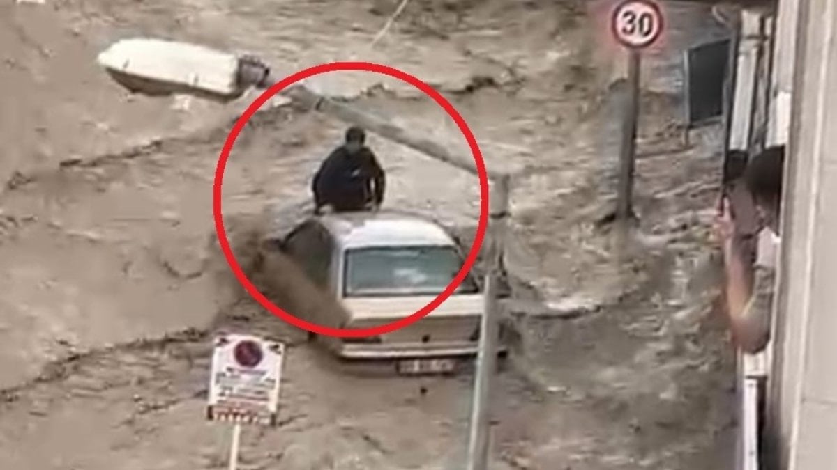 Samsun’daki selde can pazarı yaşandı: Aracın üzerinde hayata tutundu