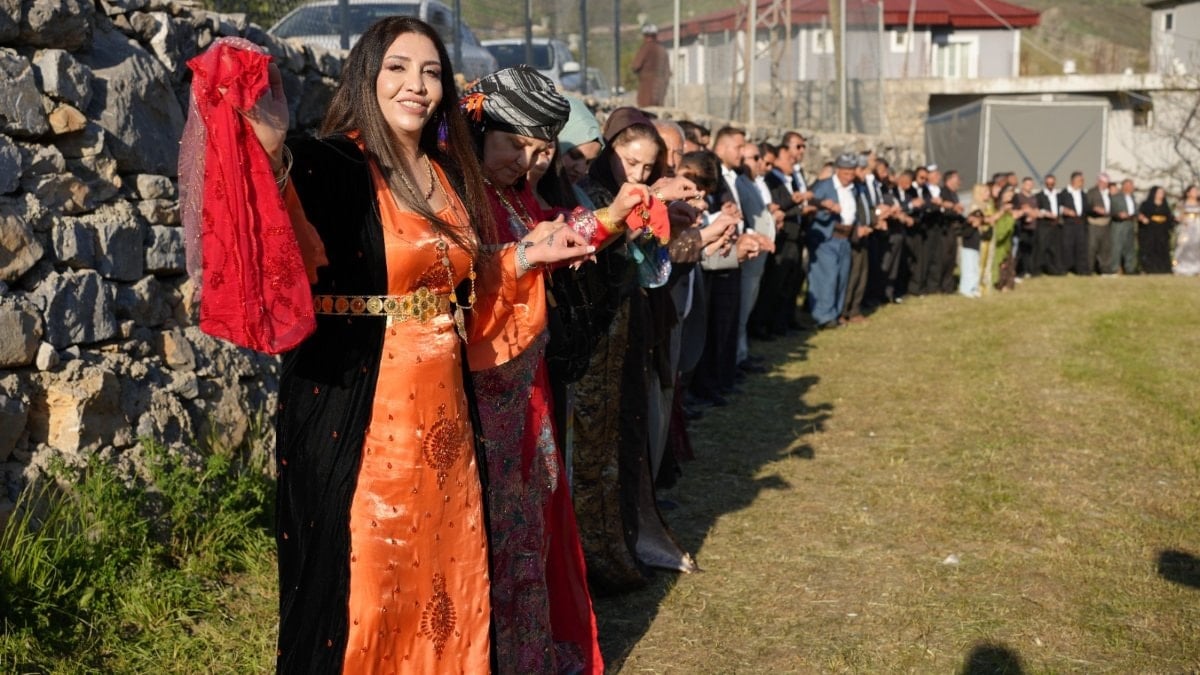 Şırnak’ta aşiretlerin ‘yasak’ kararına rağmen kadınlar halay başına geçti