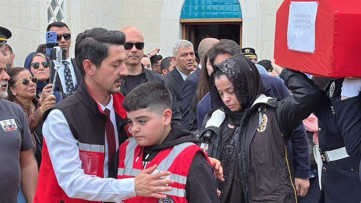 Tekirdağ’da şehit düşen eşinin tabutunu omuzladı