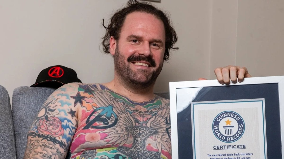 Vücudunu kapladı, Guinness’i kaptı! Tam 350 saat sürdü…