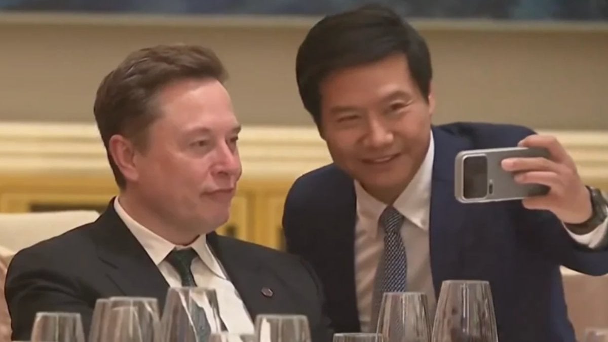 Xiaomi CEO’su Lei Jun, Elon Musk ile selfie çektirdi