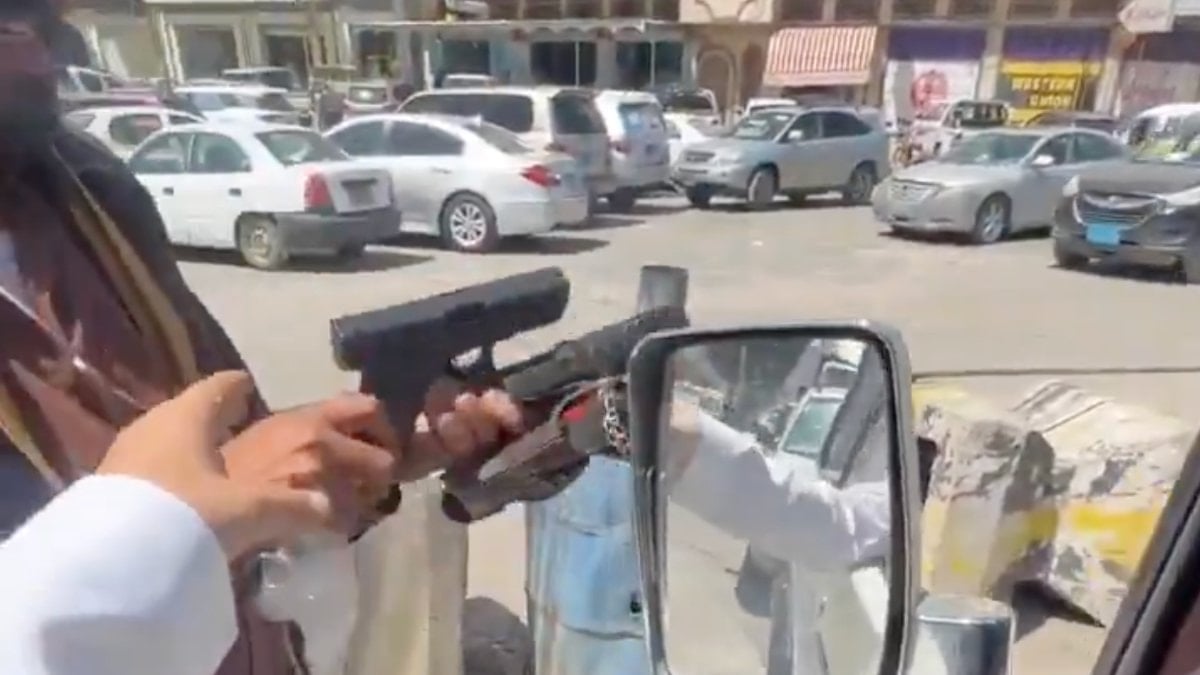 Yemen’de sıradan bir sokak satıcısı: Trafikte silah pazarlığı